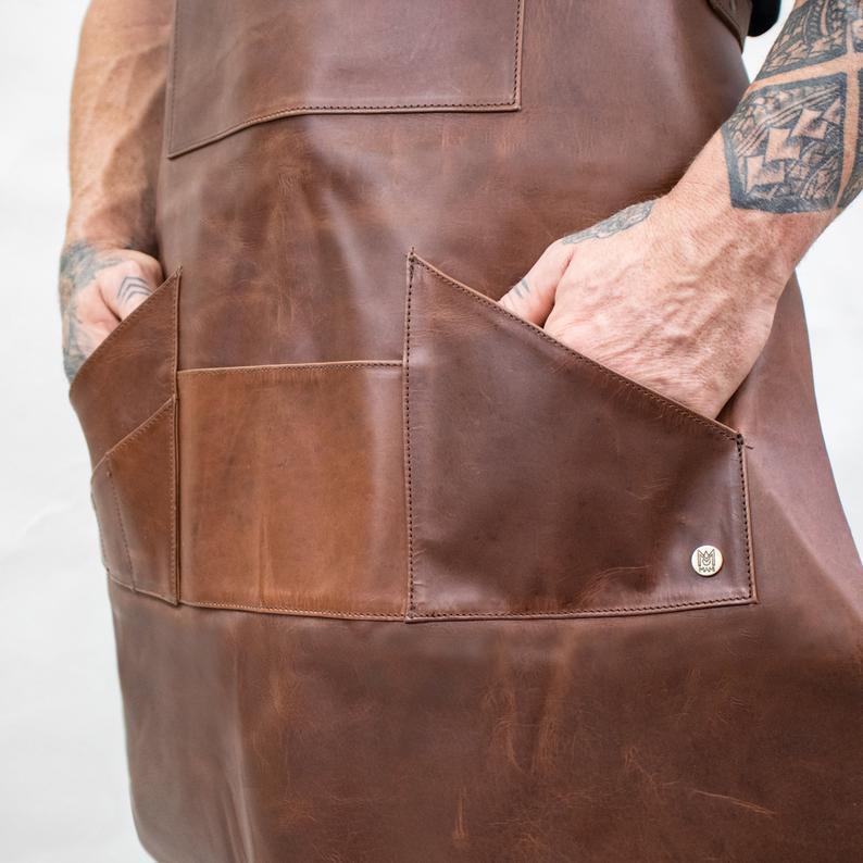 مريلة عمل عملية من الجلد الصنا - مراجعة Leatherwork Tattoo وسعره